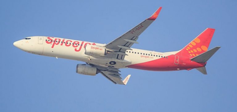 Dubai’ye giden uçak Karaçi’ye acil iniş yaptı