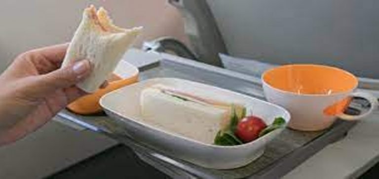 Uçuş görevlisi uyardı: “Uçakta musluk suyu ve sandviç tüketmek zararlı”