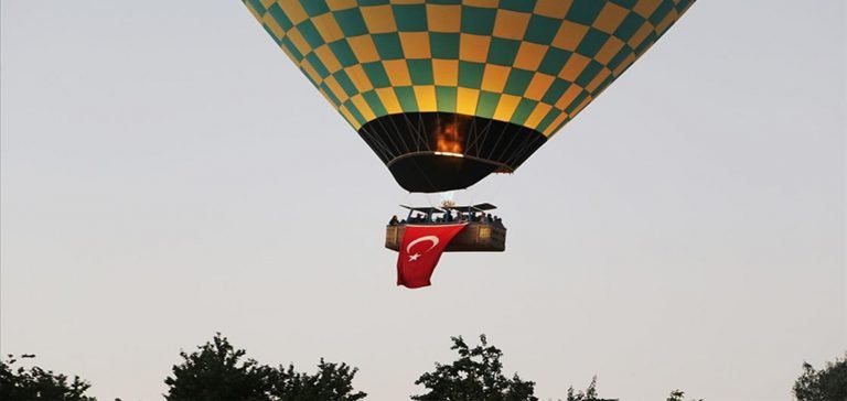 Kapadokya’da balonlar ’15 Temmuz’ dolayısıyla Türk bayrakları ile havalandı