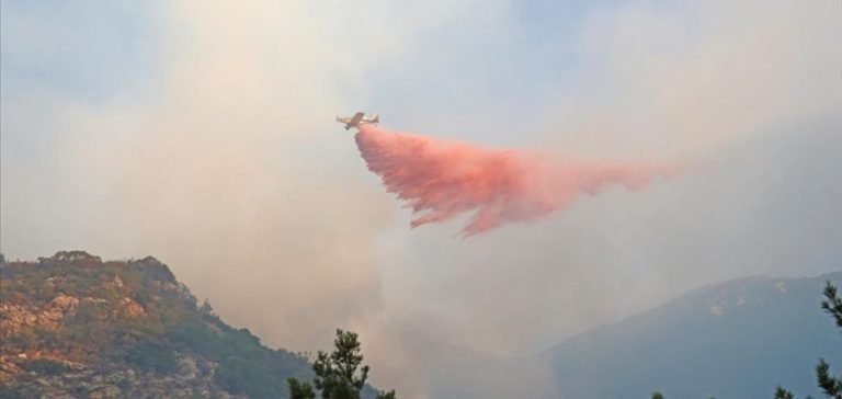 Datça’daki yangına 10 uçak ve 20 helikopterle müdahale ediliyor