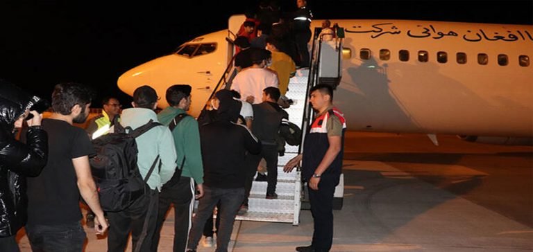 3 uçak seferiyle Afgan göçmenler ülkelerine gönderildi