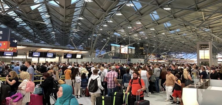 Avrupa ve ABD’de personel eksikliği nedeniyle havalimanlarında kaos yaşanıyor