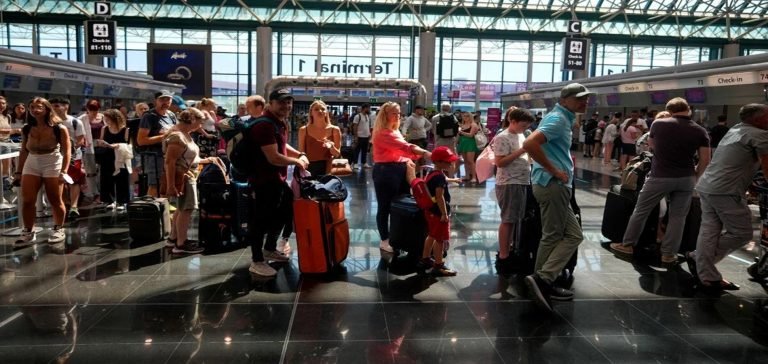 İtalya’da havacılık sektöründeki grev nedeniyle yüzlerce uçuş iptal edildi