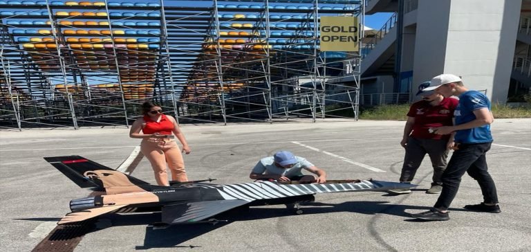 Kocaeli’de lise öğrencileri otonom fırlatma koltuklu F-16 üretti