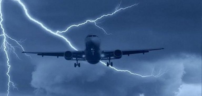 Meksika’da, yolcu uçağına yıldırım düştü