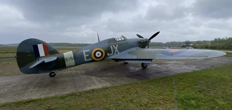 Çekya’da uçak, gösteri sırasında evin üzerine düştü