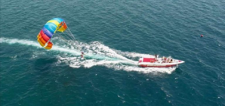 Deniz paraşütünden düşen kadın turist yaşamını yitirdi