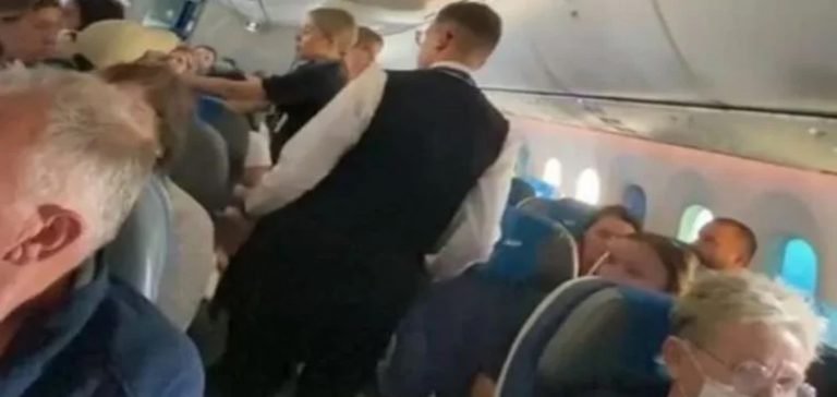 Havada panik anları: Uçağın camı çatladı!