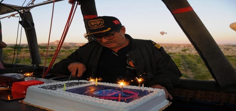 Kapadokya’nın ilk balon pilotu 35’nci yılını gökyüzünde pasta keserek kutladı