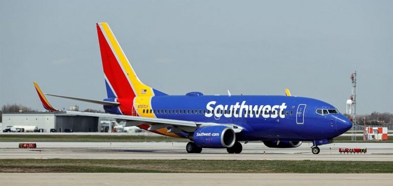 Pilottan yolculara: Çıplak fotoğraf yollamaya devam ederseniz geri döneceğim