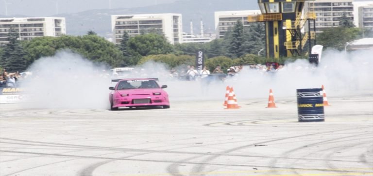 Ünlü driftçiler Bursa Yunuseli Havaalanı’nda tozu dumana kattı
