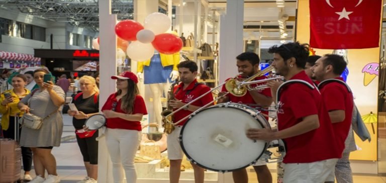 Antalya Havalimanı’nda yolcular 30 Ağustos Zafer Bayramı coşkusu yaşadı