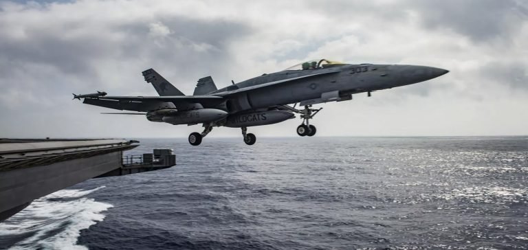 F-18 savaş uçağı denizin dibinden çıktı