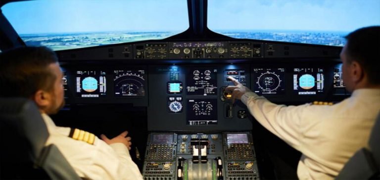 Kokpitte birbirlerinin yakasına yapışan pilotlar görevden uzaklaştırıldı