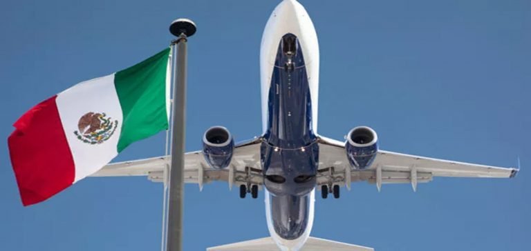 Uçağın motoru havada alev aldı!