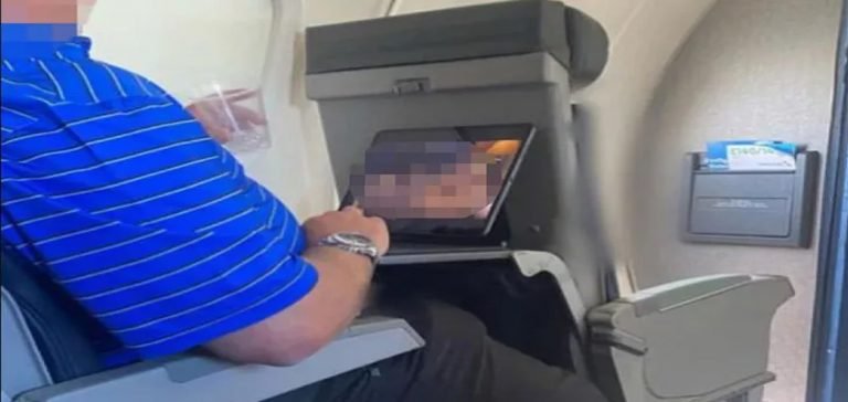 Yolcu uçağında müstehcen video izlerken fena yakalandı!