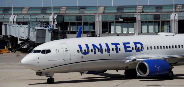 Havalimanında 6 saat taksi yapan uçağın yakıtı bitince uçuş iptal oldu