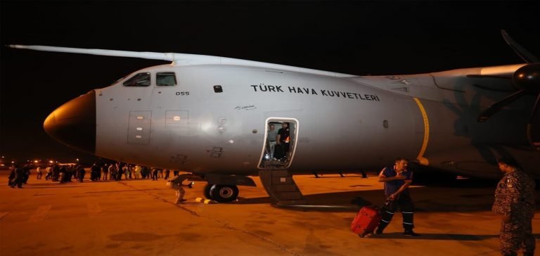 Türkiye’nin gönderdiği yardım malzemelerini taşıyan uçaklar Pakistan’a ulaştı