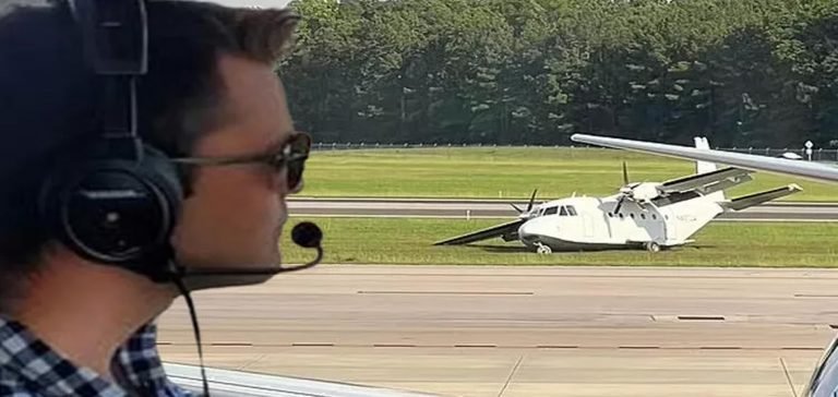 Yardımcı pilot uçak havadayken atlayıp öldü