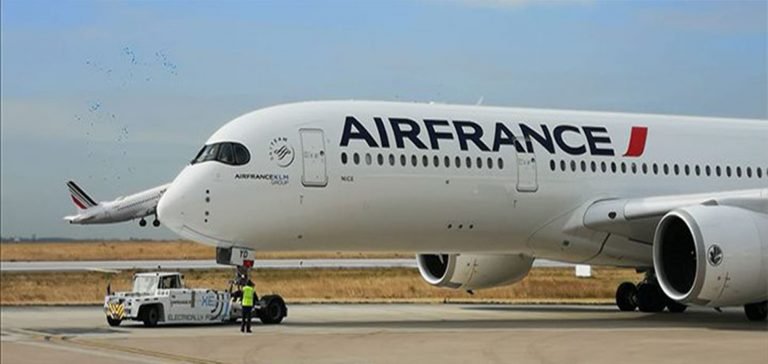 Air France cuma günkü uçuşlarının yarısını iptal etti.