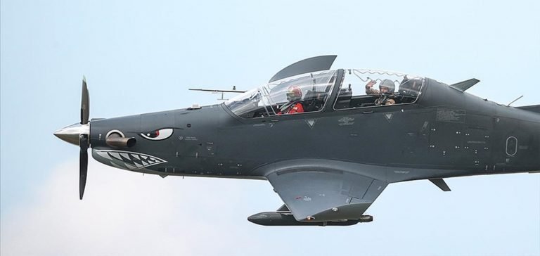 Selçuk Bayraktar’ın ikinci pilot koltuğunda olduğu Hürkuş, Akıncı ile kol uçuşu yaptı