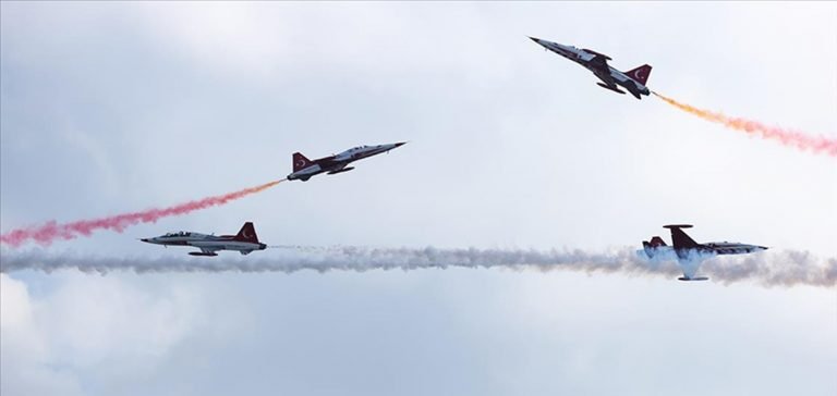 Türk Yıldızları Belçika semalarında gösteri uçuşu yaptı
