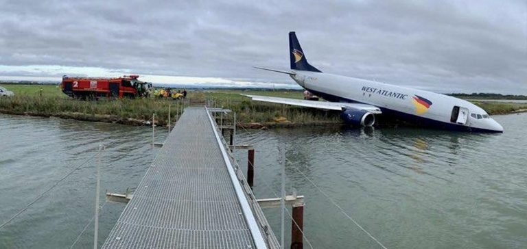 Fransa’da iniş sırasında pistten çıkan uçak gölete savruldu