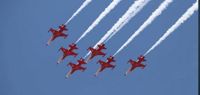 İznik halkı Türk Yıldızları’nı çatılardan selamladı