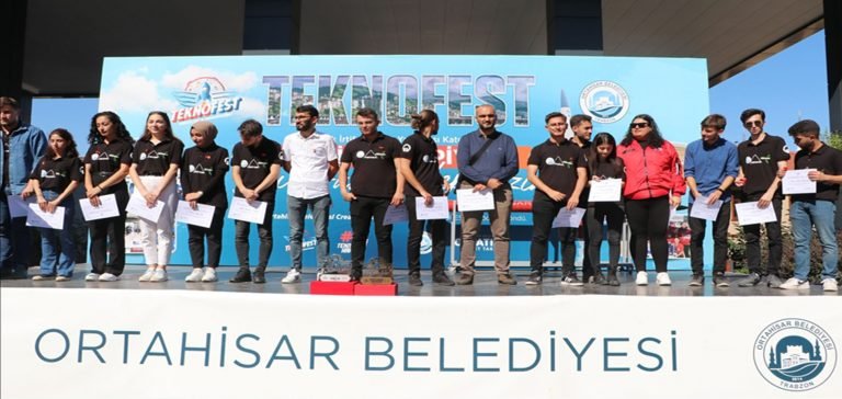 TEKNOFEST KARADENİZ’de ikinci olan Ortahisar Belediyesi Creatiny Roket Takımı ödüllendirildi
