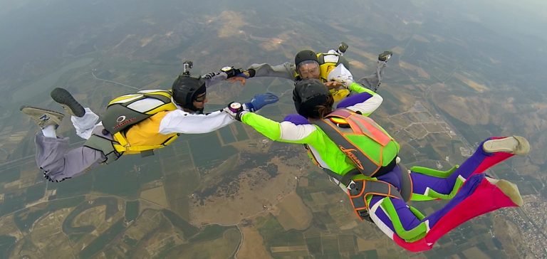 Paraşütçü baba oğul gökyüzünde heyecanı birlikte yaşıyor