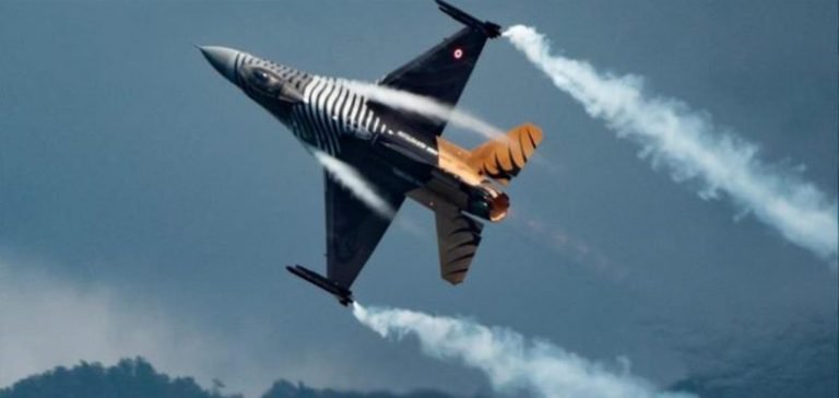 SOLOTÜRK Balıkesir’de gösteri uçuşu yaptı