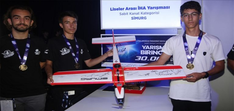 Liseler Arası İHA Yarışması Sabit Kanat Kategorisi”nin birincisi “Simurg” takımı oldu