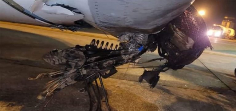 İniş yapan uçak, piste giren motosiklete çarptı: 2 ölü