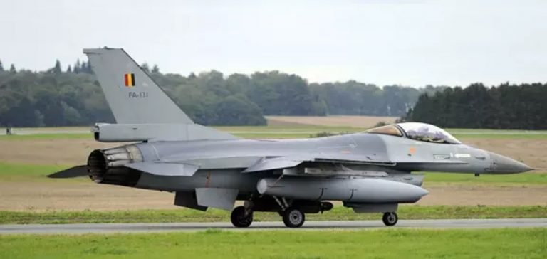 Belçika’da savaş uçağı sivil havalimanına mecburi iniş yaptı