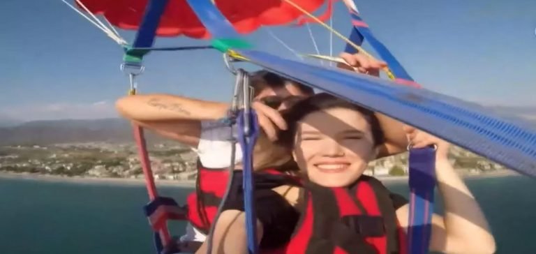 Paraşütle uçuş yaparken saç kesti