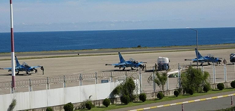 Trabzon Havalimanı’na peş peşe savaş uçakları indi!