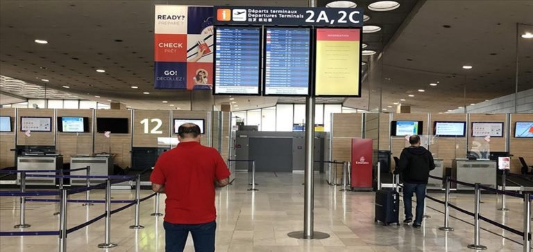 Fransa’da hava trafik kontrolörlerinin grevi nedeniyle çok sayıda sefer iptal edildi