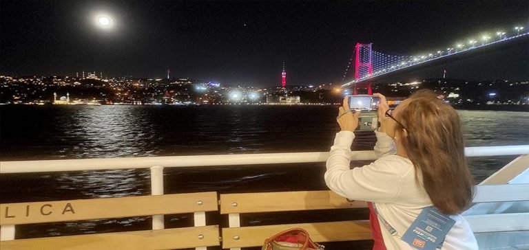 THY’nin transit yolcuları ‘Tourİstanbul’ projesi ile ücretsiz Boğaz turuna katıldı