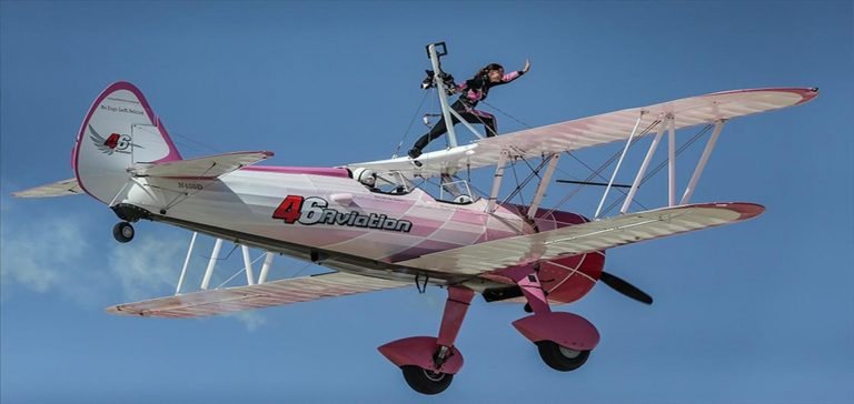 Eşinin kullandığı uçağın kanatlarında yürüdü