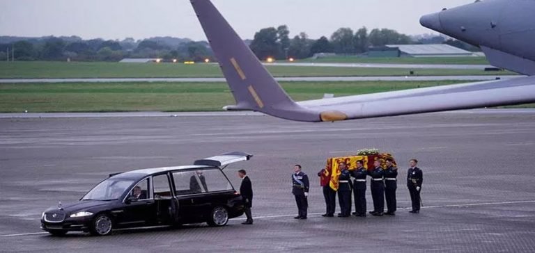 Kraliçe II. Elizabeth’in cenazesini taşıyan uçak Londra’ya ulaştı