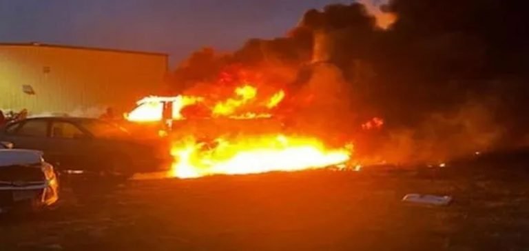 ABD’de Uçak otomobil galerisine düştü: 2 ölü