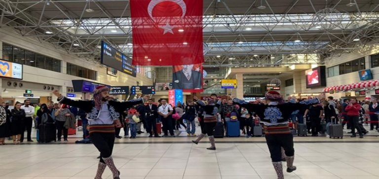 Antalya Havalimanı’nda Cumhuriyet kutlaması