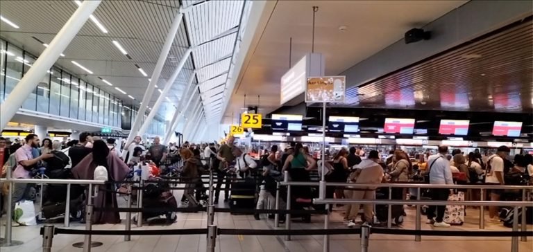 Amsterdam Schiphol Havalimanı’nda yetersiz personel nedeniyle yoğunluk ve düzensizlik sürüyor