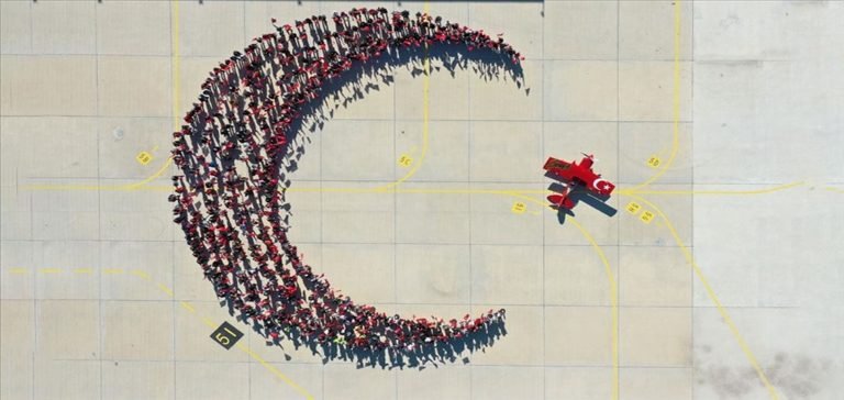 Kadın akrobasi pilotu Cumhuriyet’in 99. yaşını özel uçuşuyla kutladı