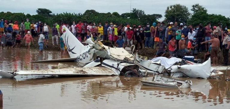 Ekvador’da uçak sokağa düştü: 2 kişi yaşamını yitirdi