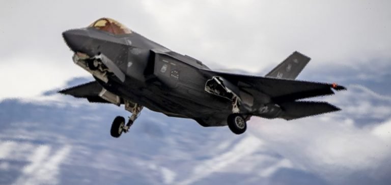 ABD’ye ait F-35 savaş uçağı düştü: Pilot kurtuldu