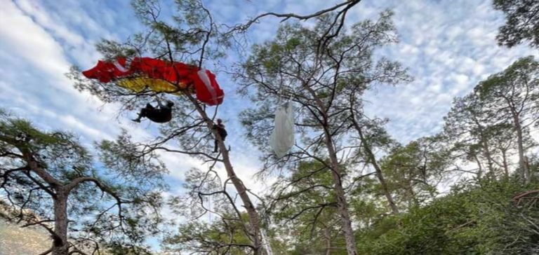 Paraşütü ağaca takılan Hırvat pilotu jandarma kurtardı