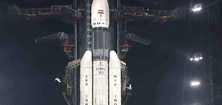 Hindistan’da OneWeb uzaya onlarca uydu fırlattı!