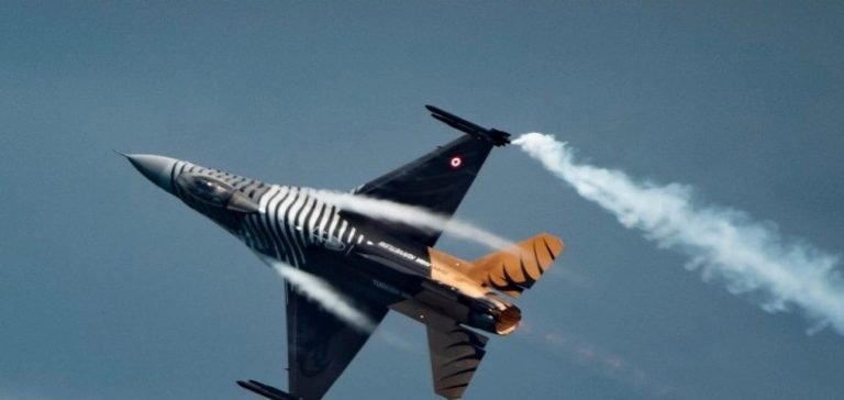 SoloTürk’ten nefes kesen gösteri! Vatandaşlardan yoğun ilgi