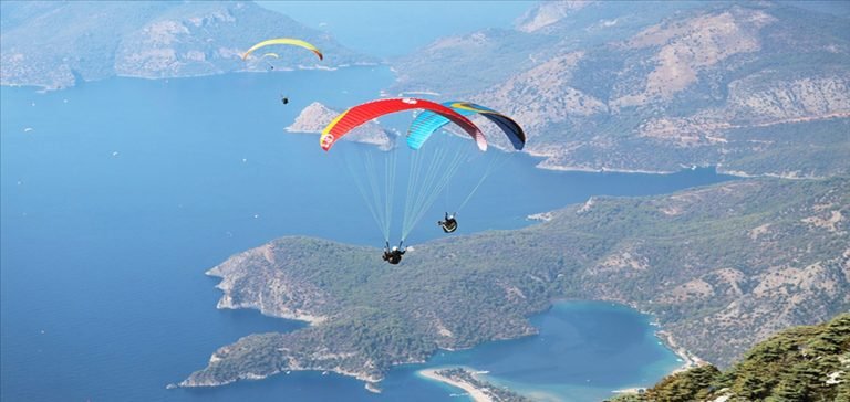 Fethiye’de Mahsur Kalan Paraşütçüler Sağ Salim Kurtarıldı